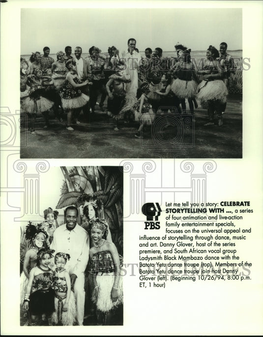 1994 Danny Glover with Ladysmith Black Mambazo & Batoto Yetu Dancers - Historic Images