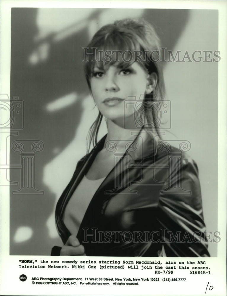 1999 Press Photo Nikki Cox cast member in Norm MacDonald's television show Norm - Historic Images