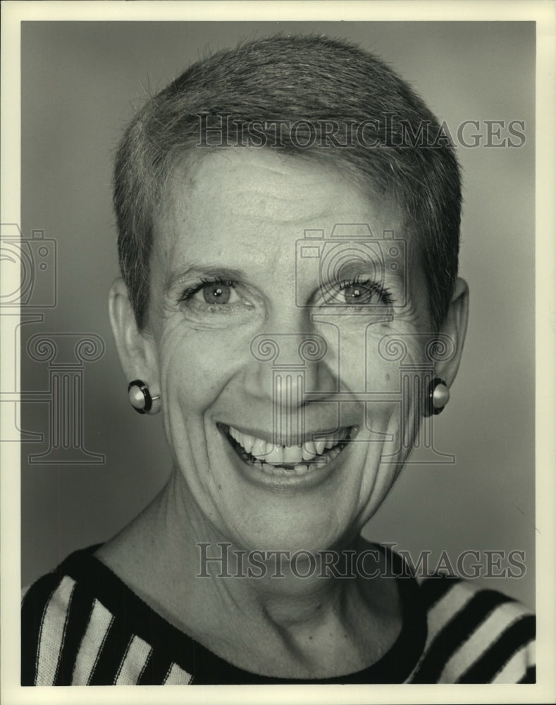 Press Photo Woman with short hair &amp; earrings smiling - tup00714-Historic Images