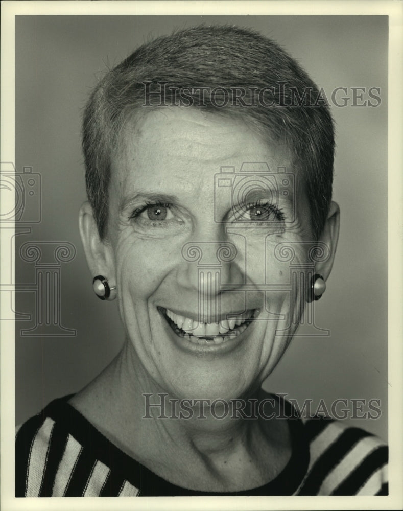 Press Photo Woman with short hair & earrings smiling - tup00714-Historic Images