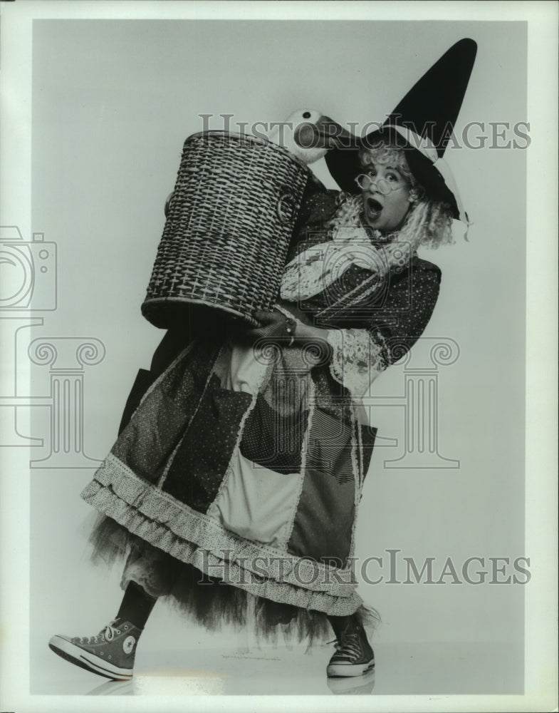 Press Photo Judy Anderson-Hansen dressed up as a witch - tup00719 - Historic Images