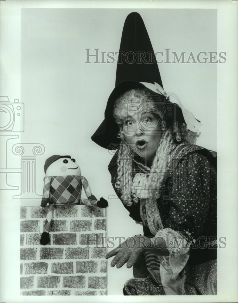 Press Photo Judy Anderson-Hansen in costume with Humpty Dumpty doll, Steamer 10-Historic Images