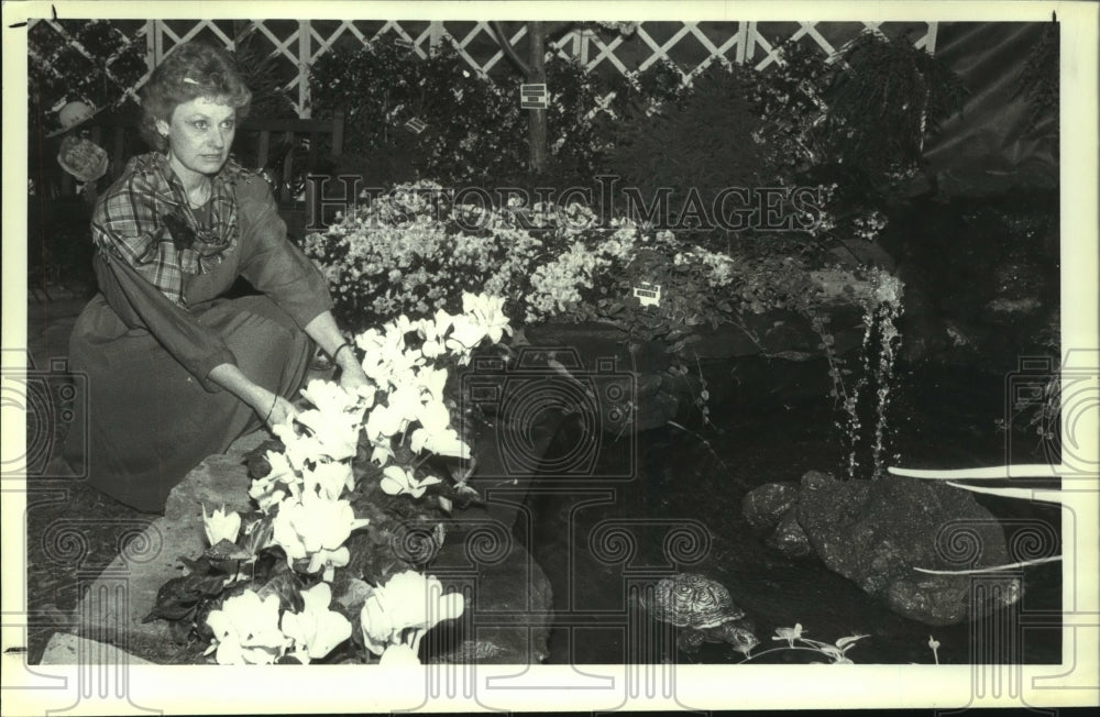 1988 Press Photo Ginny Rossuck at Capitol District Garden Show, Albany, New York - Historic Images