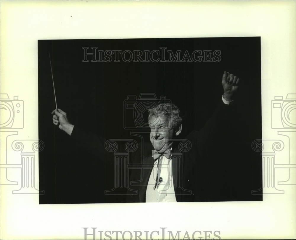 1982 Press Photo Comedian/Actor Jack Gilford performs his conducting skit - Historic Images