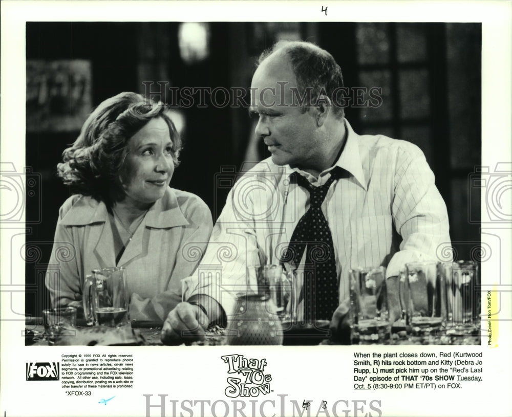 1999 Press Photo Kurtwood Smith & Debra Jo Rupp star in That 70s Show on Fox - Historic Images