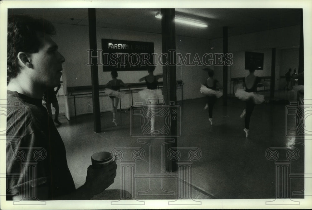 1992 Press Photo Director David Otto watches dancers in Albany, New York - Historic Images