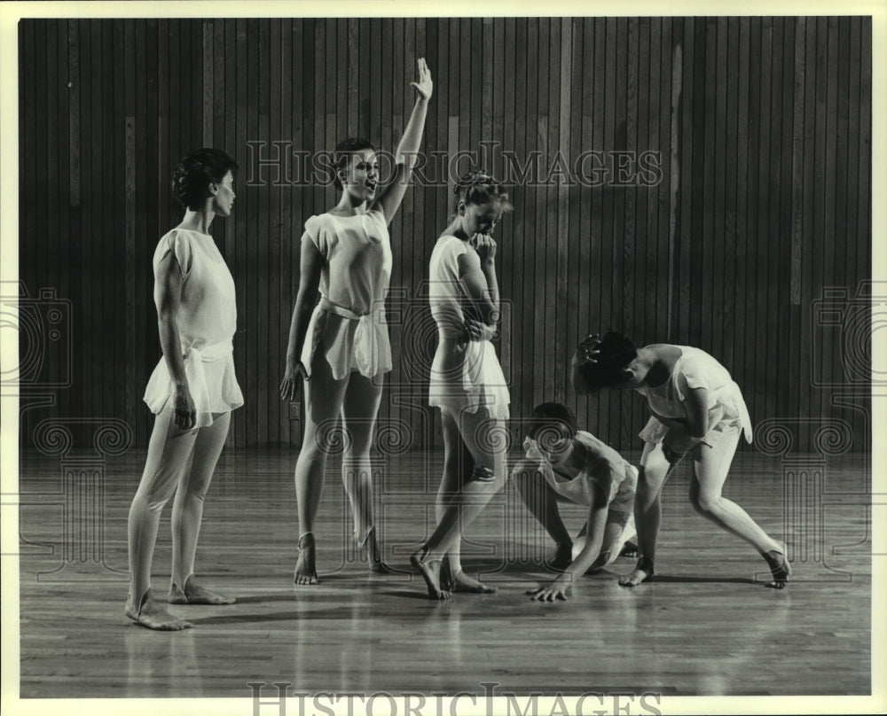 Press Photo Margaret Wagner & Dancers perform on stage in Cambridge, New York - Historic Images