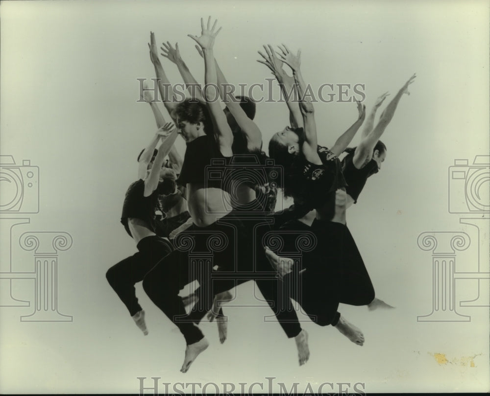 Press Photo The Limon Dance Company performing &quot;Cleave&quot; by Phyllis Lamhut - Historic Images