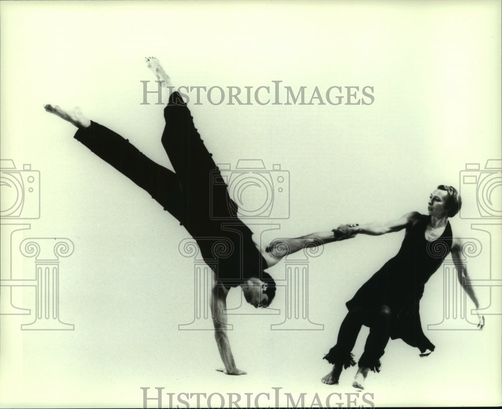 Press Photo David Dorfman Dance company performs "Sky Down" - tup01057 - Historic Images