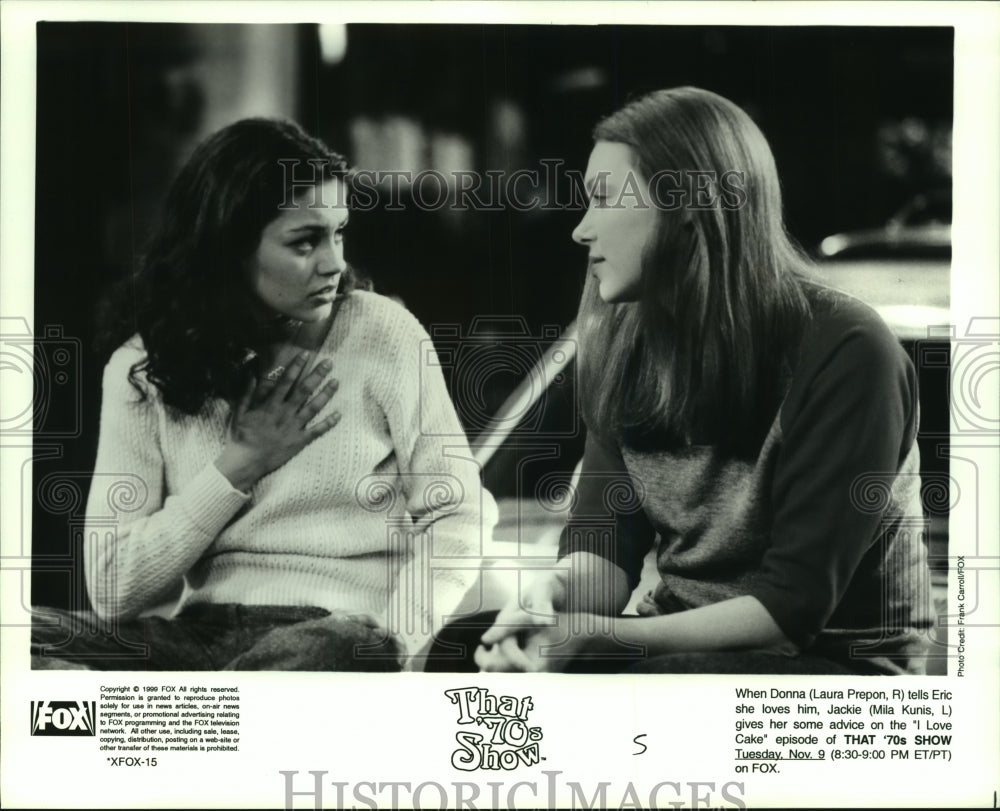 1999 Press Photo Laura Prepon &amp; Mila Kunis star in That 70s Show on Fox - Historic Images