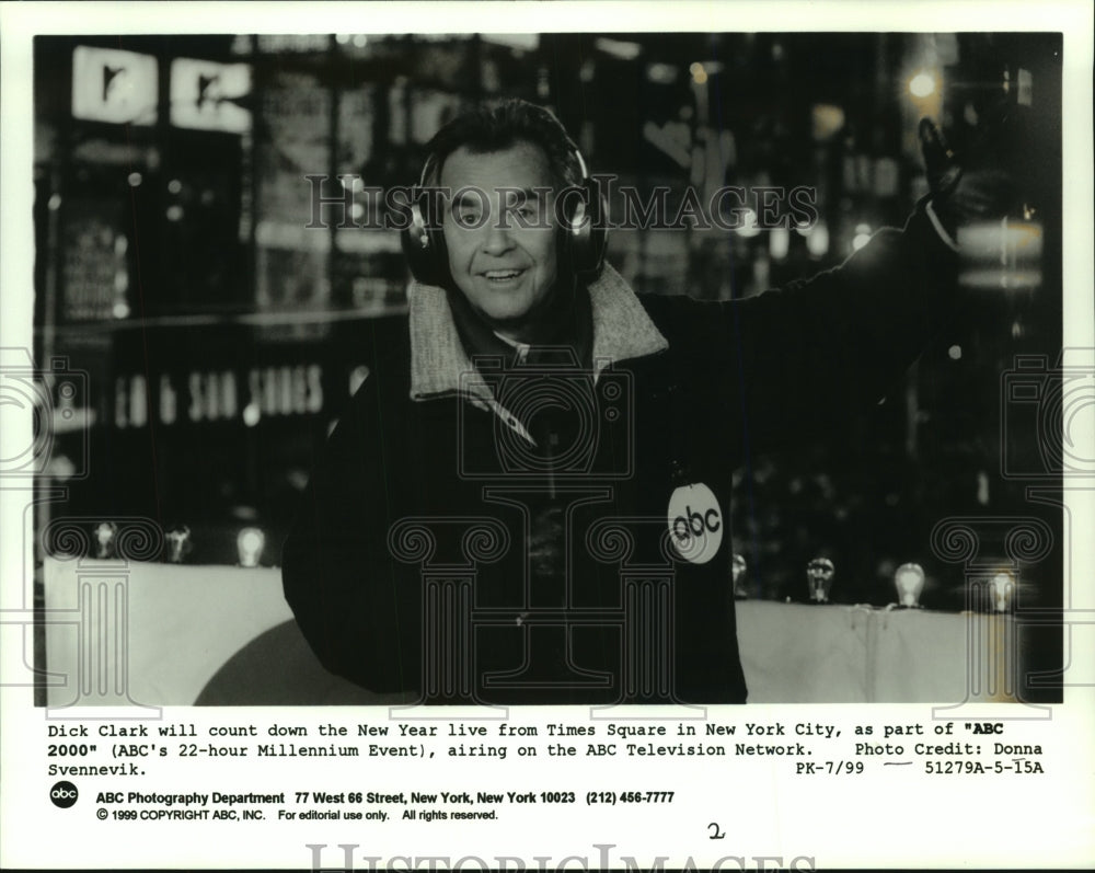 1999 Press Photo Dick Clark counts down the new year from New York City on ABC - Historic Images