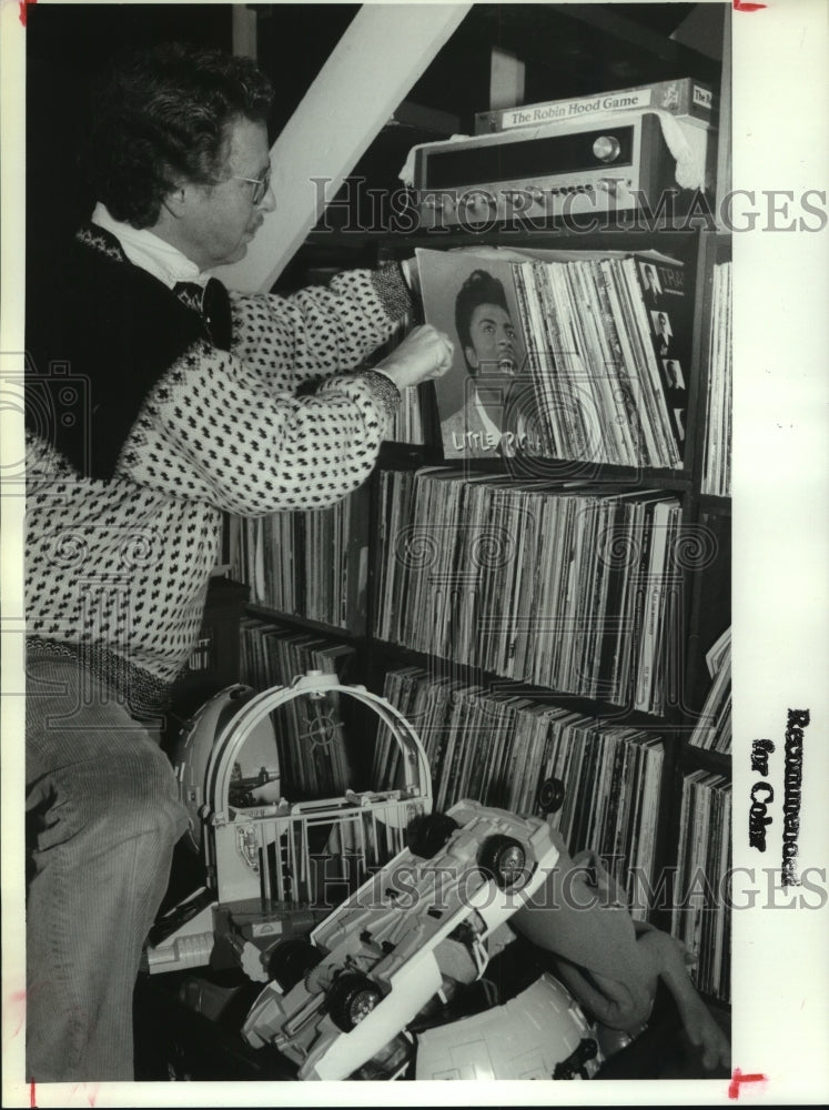 1992 Press Photo Langdon Winner searched through record collection in New York - Historic Images