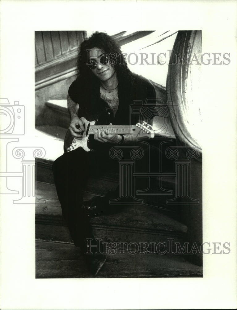 2001 Press Photo Guitarist Mike Campese - tup01386 - Historic Images