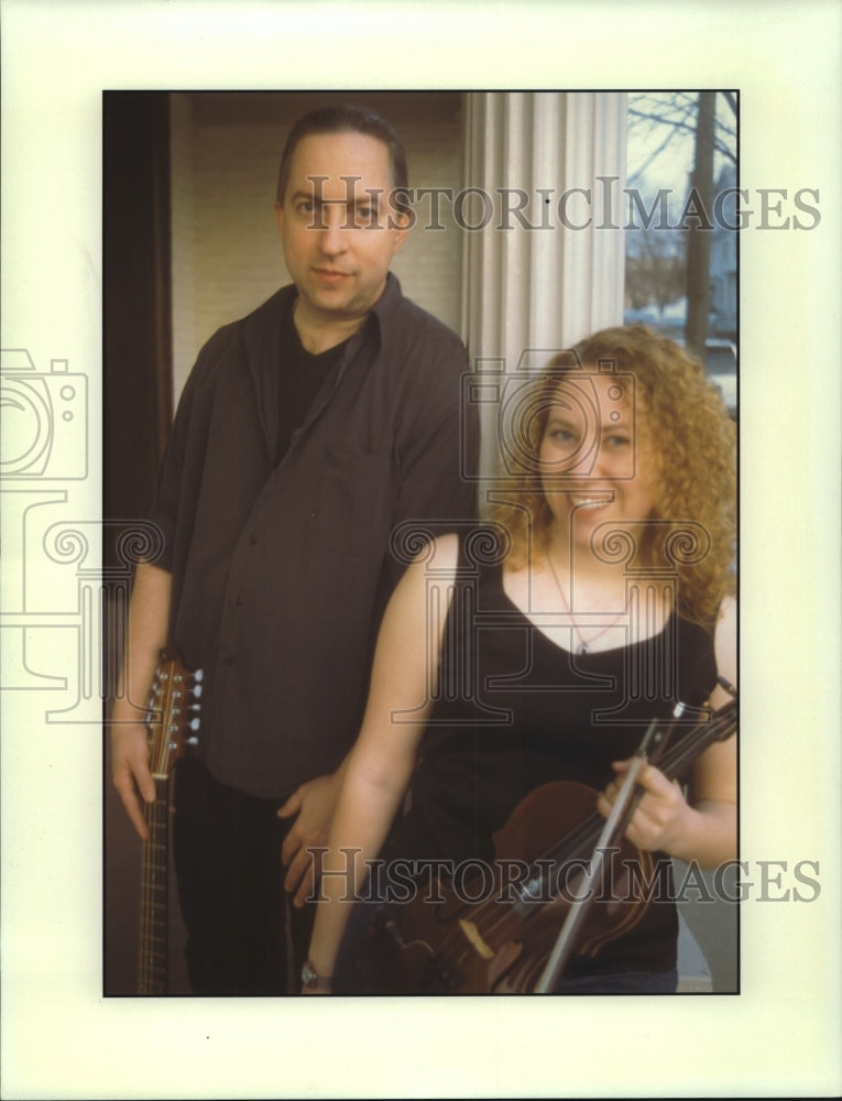 2005 Press Photo Musical duo Greg Anderson and Sara Milonovich - tup01396 - Historic Images