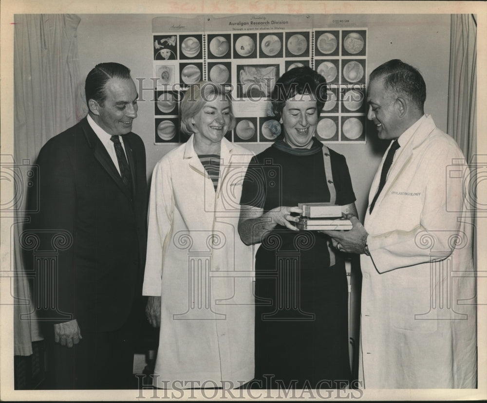 1967 Press Photo Albany, New York medical staff with research slides - tup01490-Historic Images