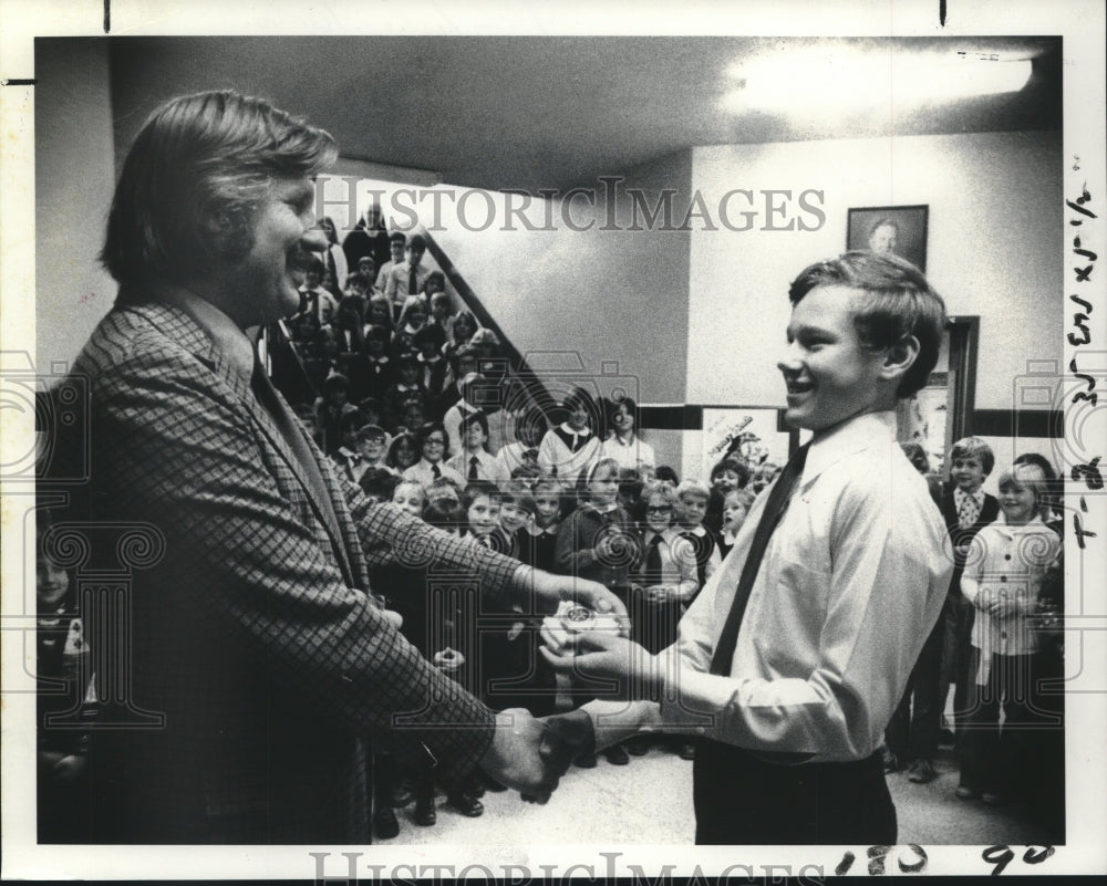 1977 Press Photo School Patrol Captain receives badge at Cohoes, New York school-Historic Images