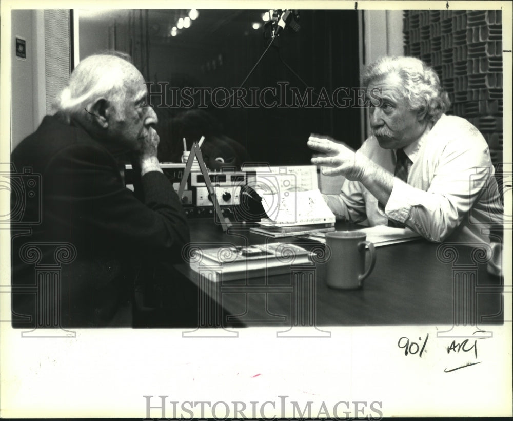 1990 Press Photo New York poet Stanley Kunitz & Tom Smith chat on public radio - Historic Images