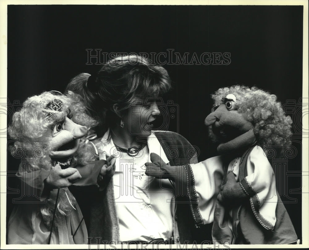 Press Photo Puppeteer and puppets from Poppy Doodle Puppets show - tup01524 - Historic Images