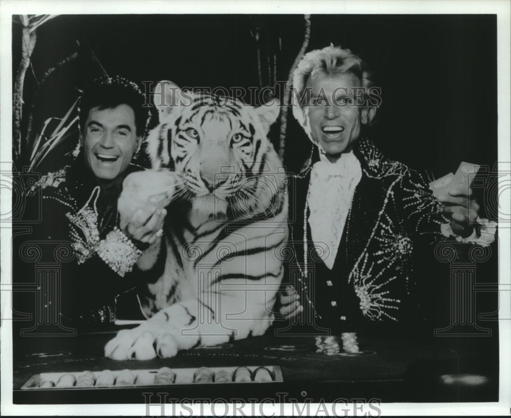 Press Photo Siegfriend &amp; Roy with one of their tigers in Las Vegas, Nevada - Historic Images