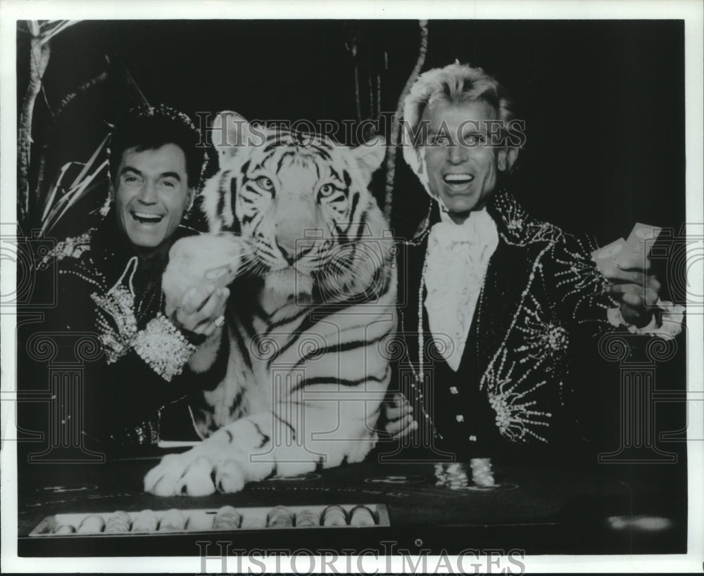 Press Photo Siegfriend & Roy with one of their tigers in Las Vegas, Nevada - Historic Images