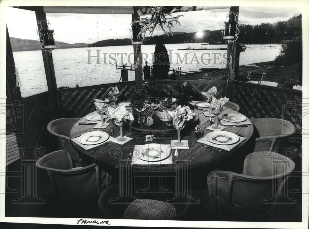 1991 Press Photo Lakeside dining at Patrice Munsel house in Schroon Lake, NY - Historic Images