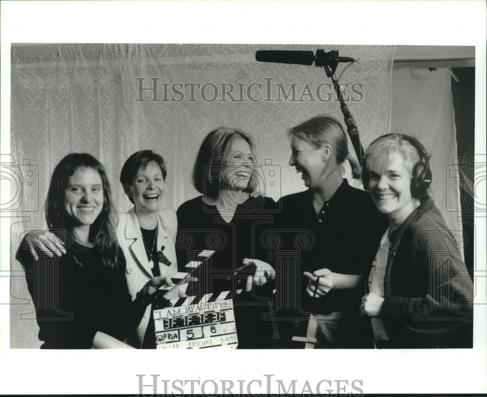 Press Photo Gloria Steinem with all-female film crew of &quot;I Am Beautiful&quot; - Historic Images