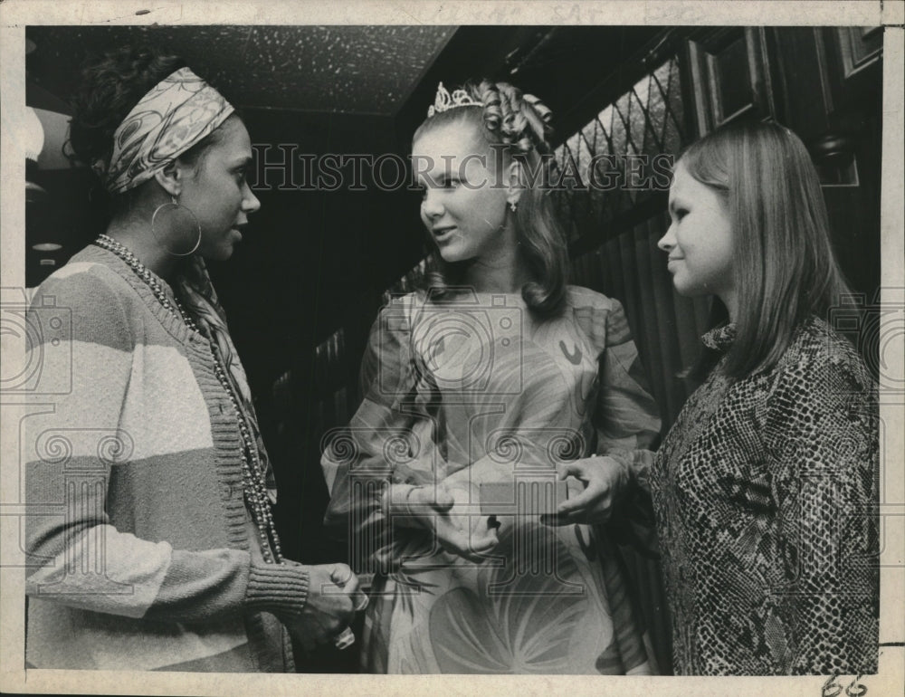 Press Photo Denise Nichole, Michele Amberger, & Susan Noe - tup01842 - Historic Images