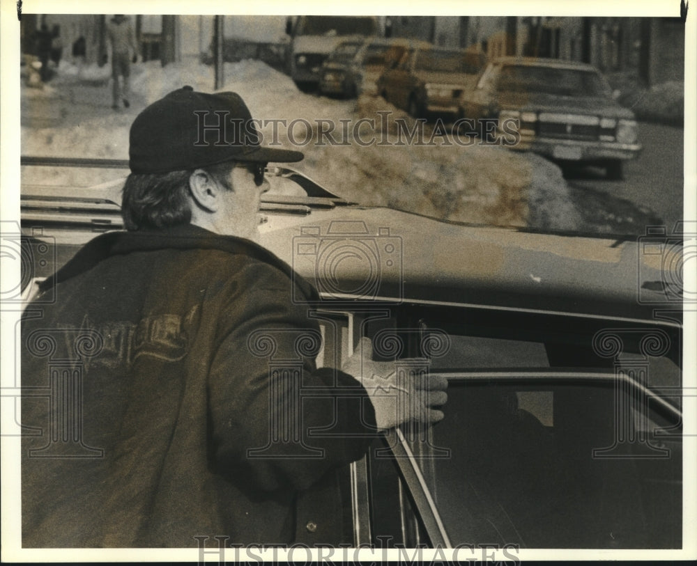 1987 Jack Nicholson outside the Boulevard Cafe in Albany, New York - Historic Images