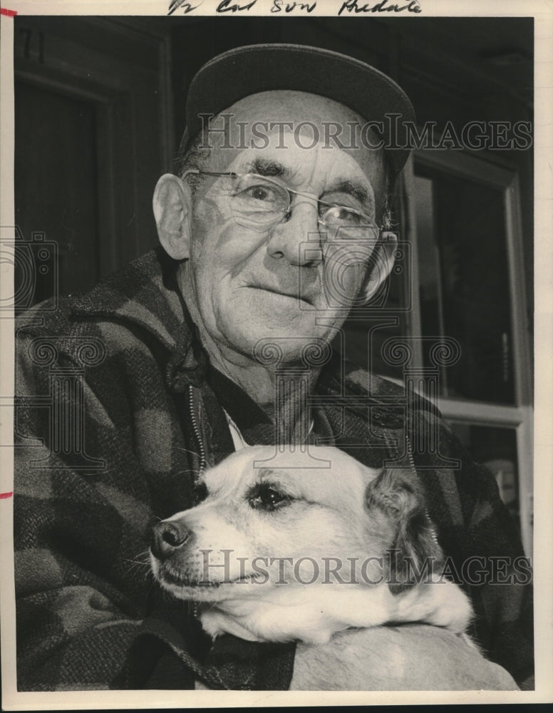 1965 Press Photo Oscar Winters with his dog - tup01950-Historic Images