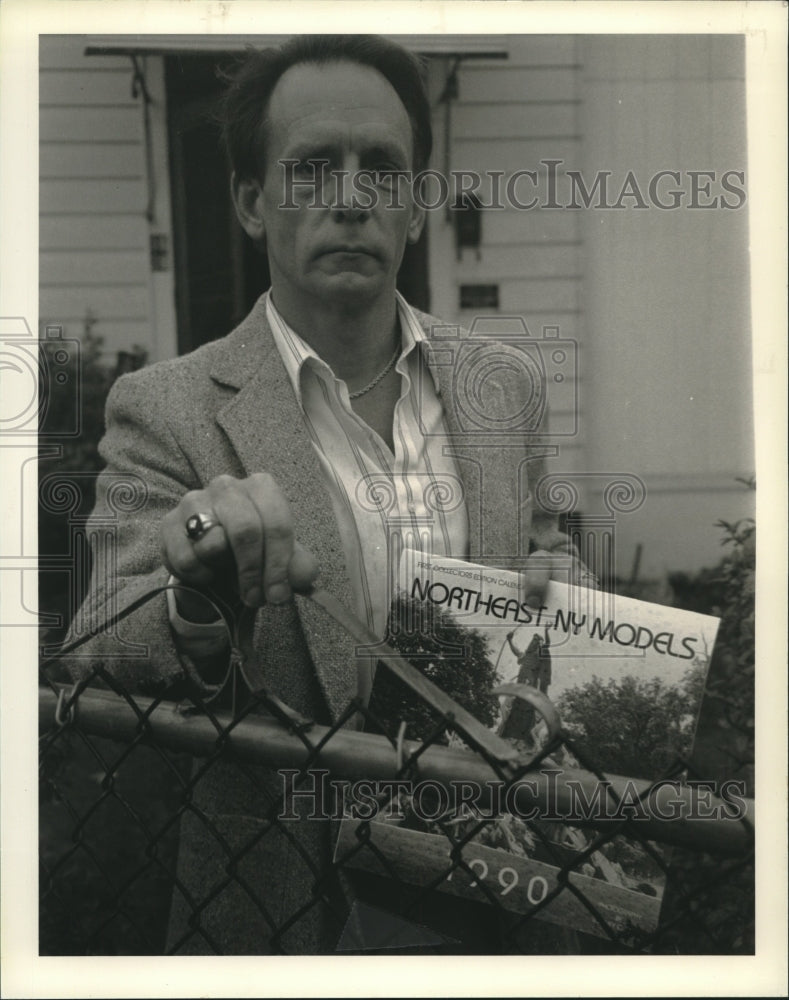 Press Photo Photographer Lonney Smith outside his Watervliet, New York home - Historic Images
