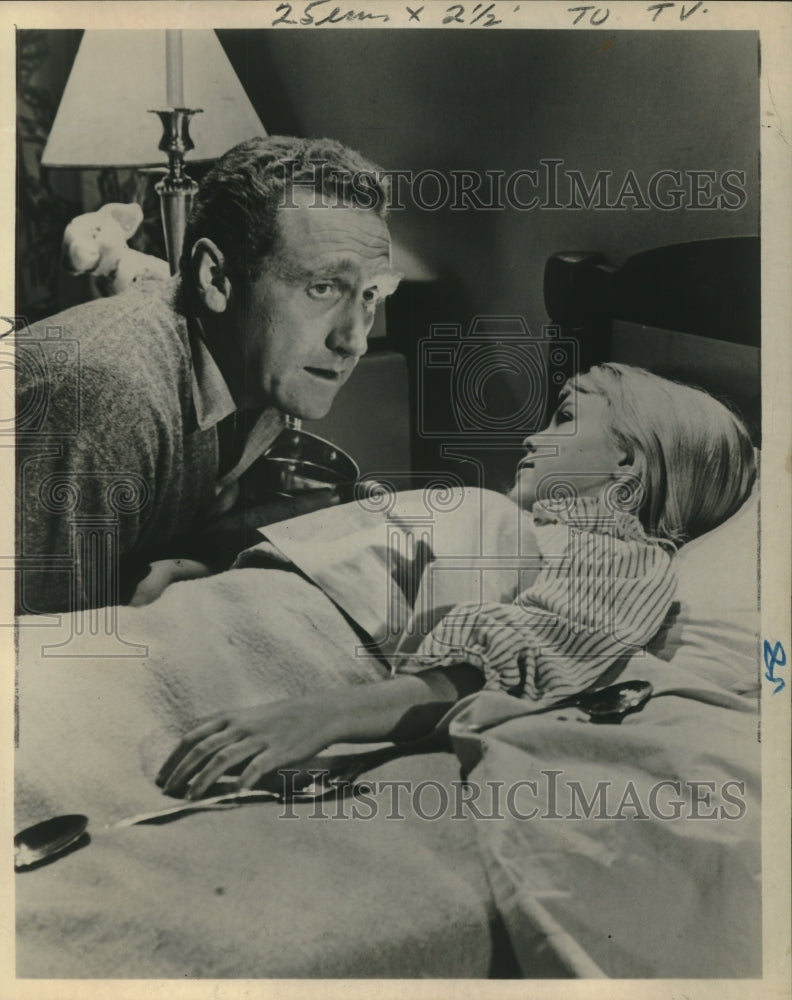 Press Photo James Whitmore &amp; Susan Gordon star in &quot;The Witch Next Door&quot; - Historic Images