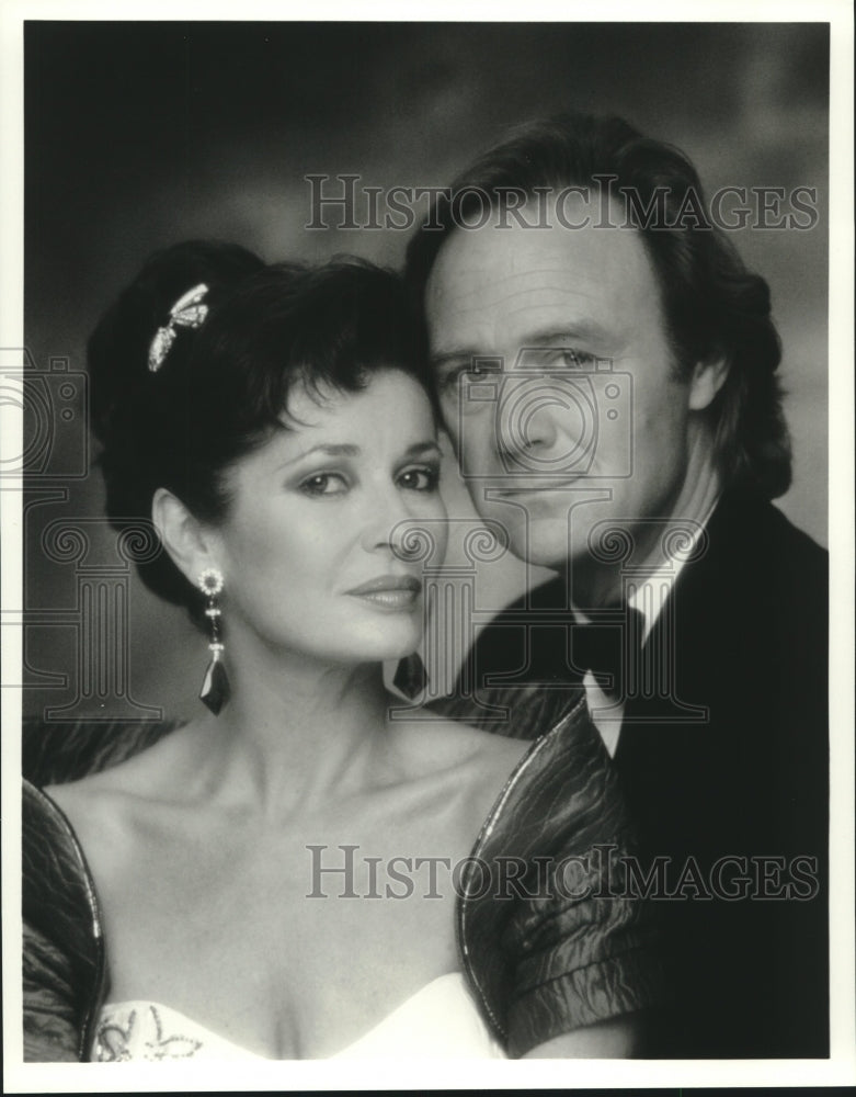 Press Photo Actor and Actress pose for photo - tup02191 - Historic Images