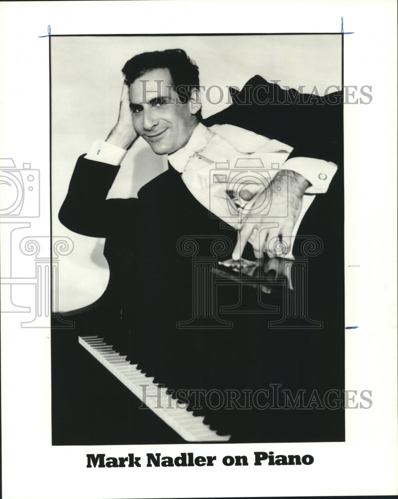 1998 Press Photo Cabaret entertainer Mark Nadler on piano - tup02467 - Historic Images