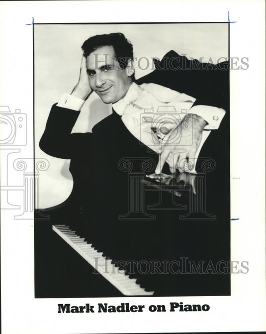 1998 Press Photo Cabaret entertainer Mark Nadler on piano - tup02467 - Historic Images