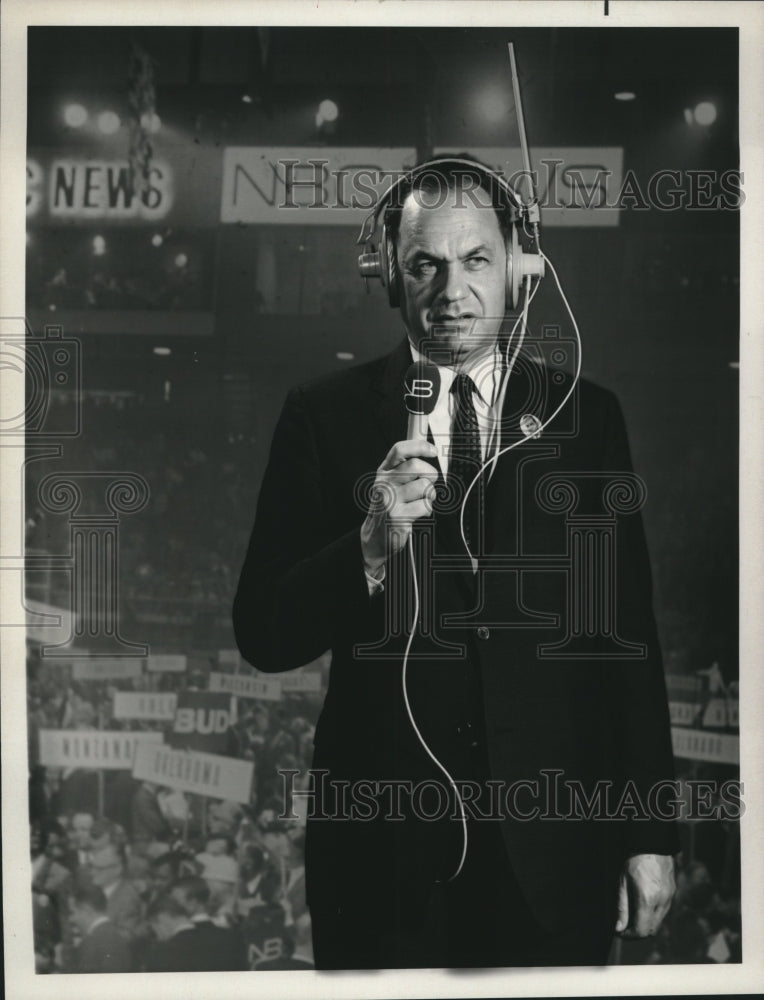 Press Photo Newscaster Edwin Newman demonstrates wireless microphone for NBC - Historic Images