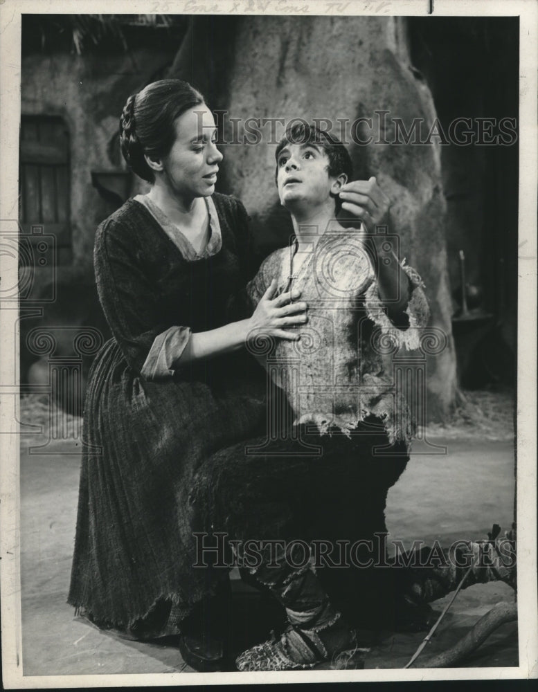 Press Photo Kurt Yaghjian on stage in Amahl and the Night Visitors - tup02694 - Historic Images
