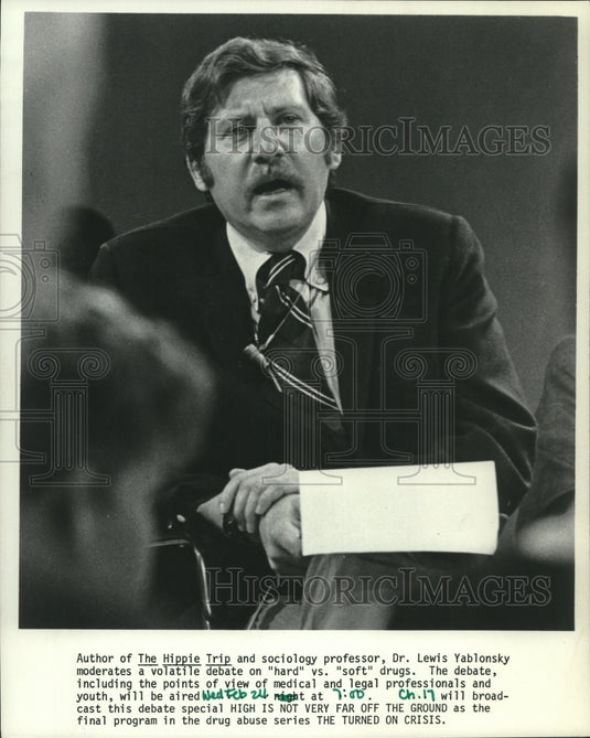 Press Photo Dr. Lewis Yablonsky moderates debate on "hard" vs. "soft" drugs - Historic Images
