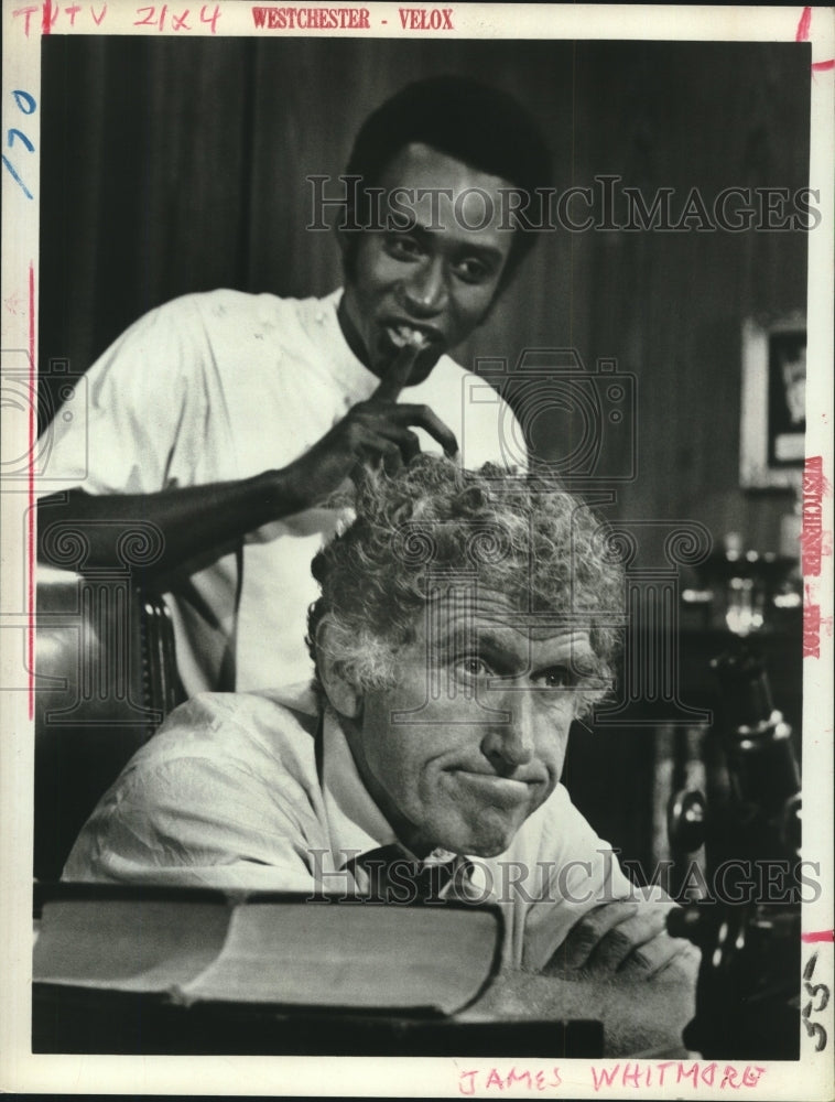 Press Photo Actors Cleavon Little and James Whitmore in Temperatures Rising - Historic Images