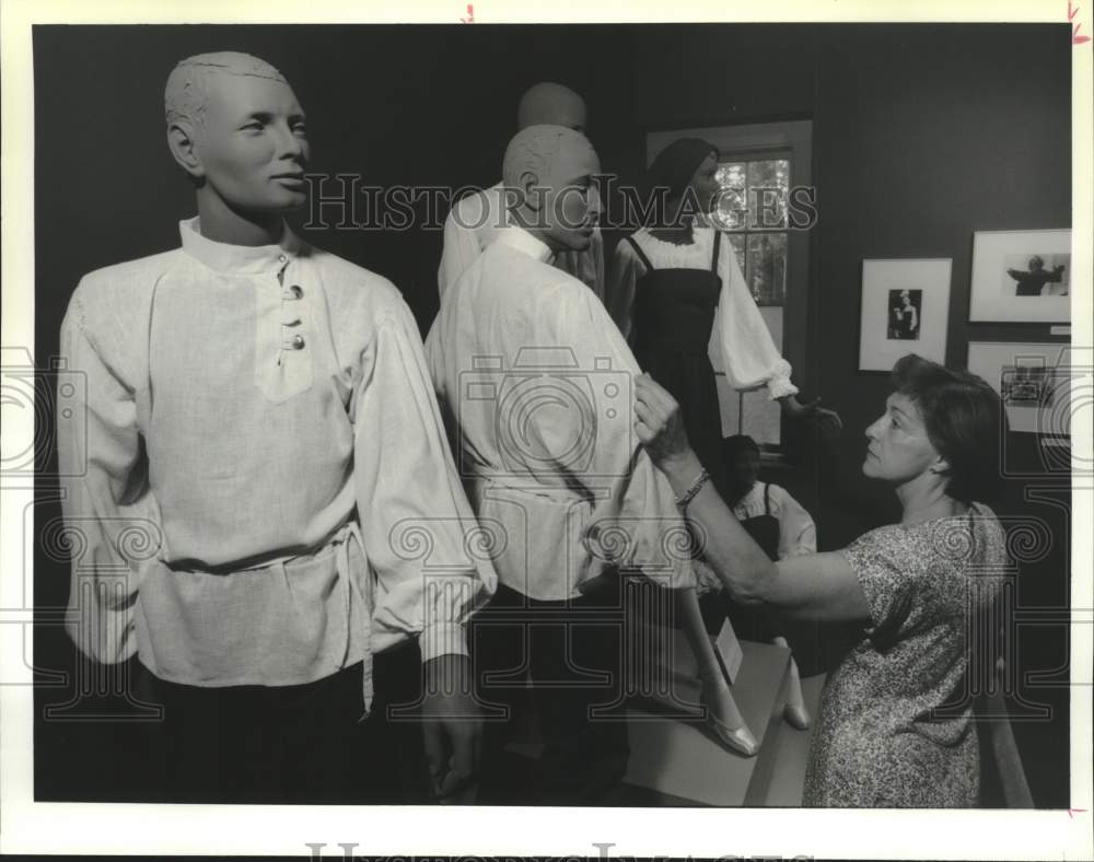 1994 Press Photo Joann Allison inspects Nahinska display at Saratoga, NY museum- Historic Images
