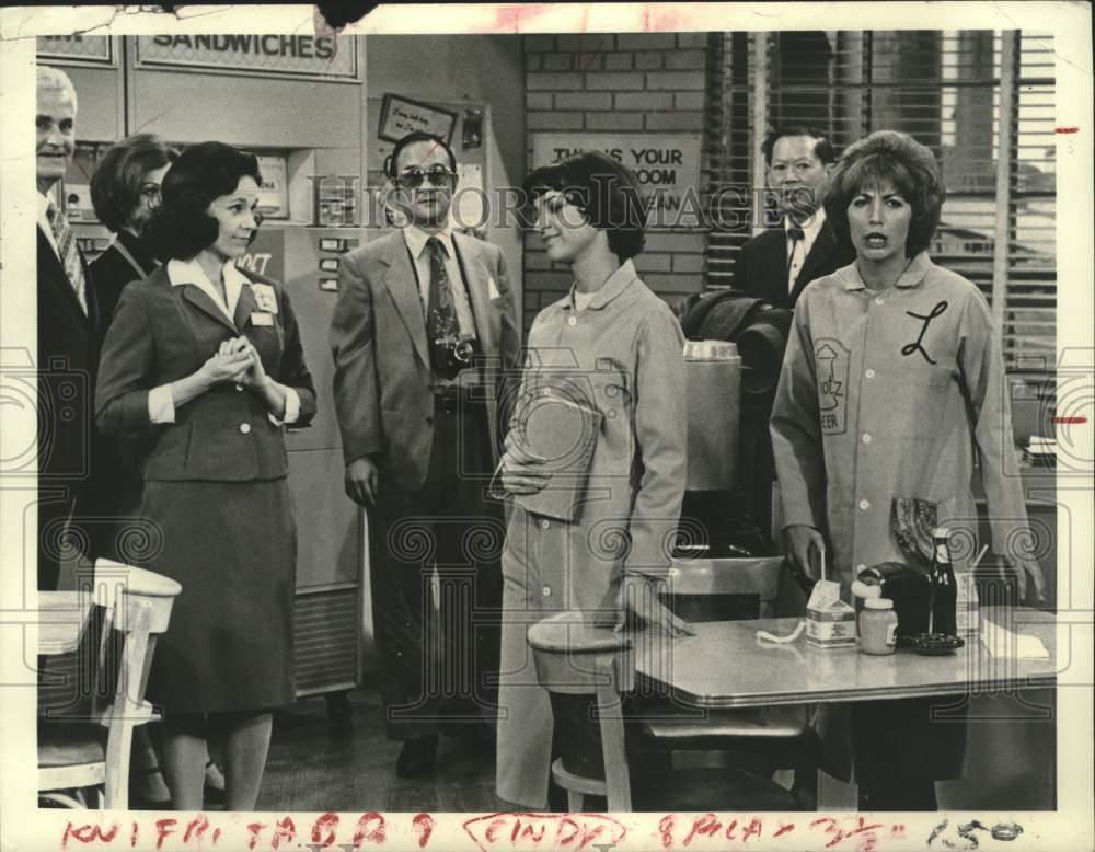 1976 Press Photo Scene from Laverne & Shirley episode Bowling for Razzberries- Historic Images