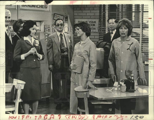 1976 Press Photo Scene from Laverne & Shirley episode Bowling for Razzberries- Historic Images