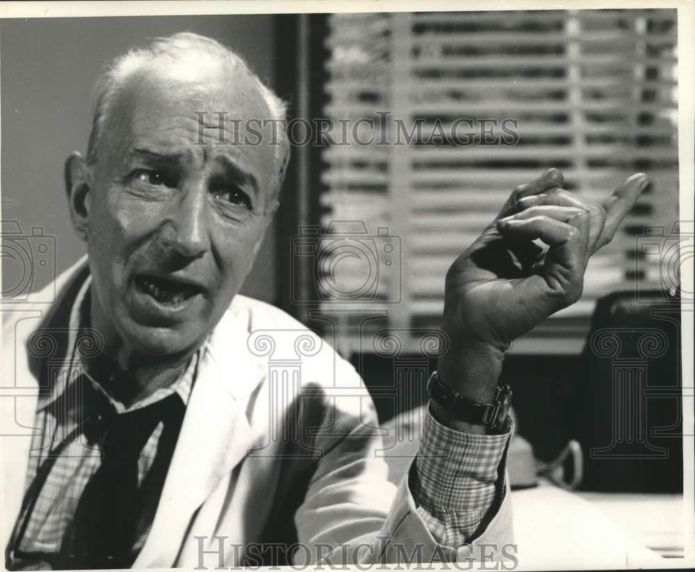 1969 Press Photo Lloyd Nolan stars as Dr. Chegley in the TV series &quot;Julia&quot; - Historic Images