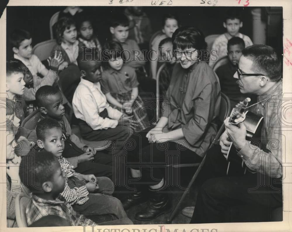Press Photo Richard &amp; Lee Wilkie sign to children in Albany, New York - Historic Images