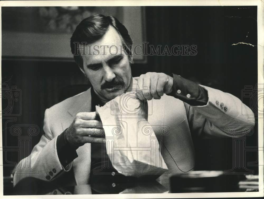 1974 Press Photo Dennis Weaver eats lunch at his Los Angeles, CA office - Historic Images