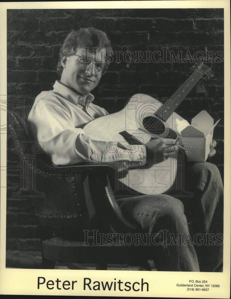 Press Photo Guitarist Peter Rawitsch sits in chair with guitar and chinese food - Historic Images