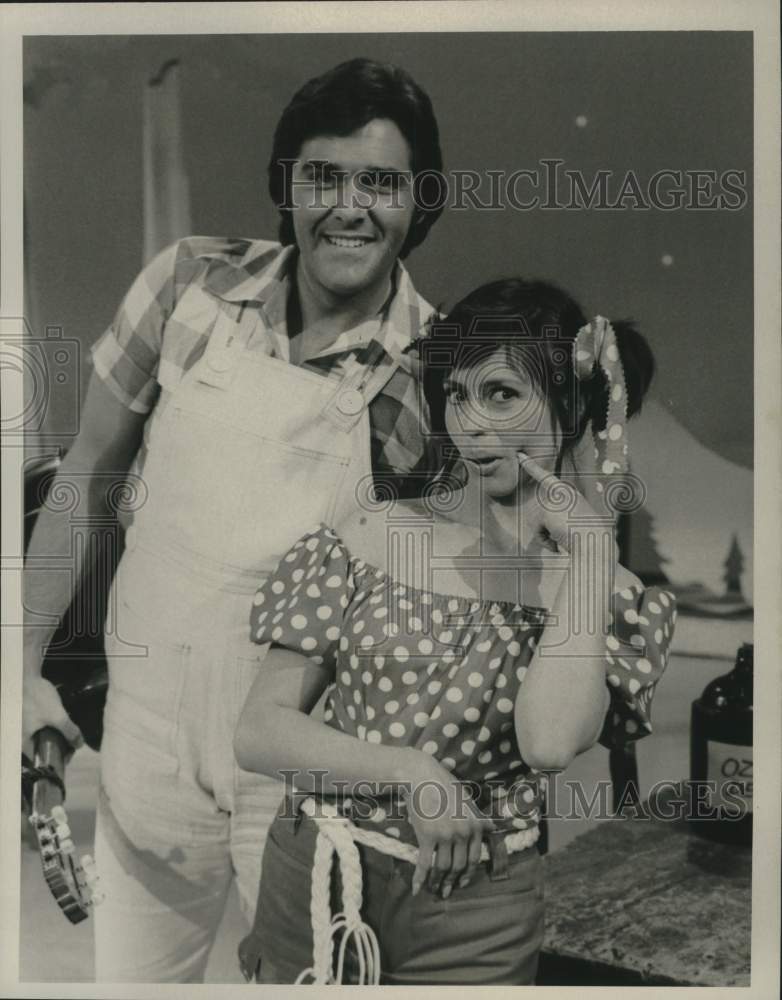 1974 Press Photo Chuck Woolery &amp; Kelly Garrett in &quot;Your Hit Parade&quot; on CBS - Historic Images