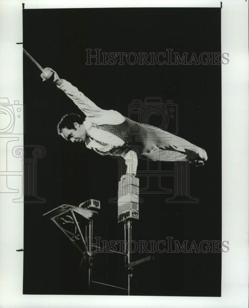 1991 Press Photo Zoppe Circus Europa performer in balancing act, New York- Historic Images