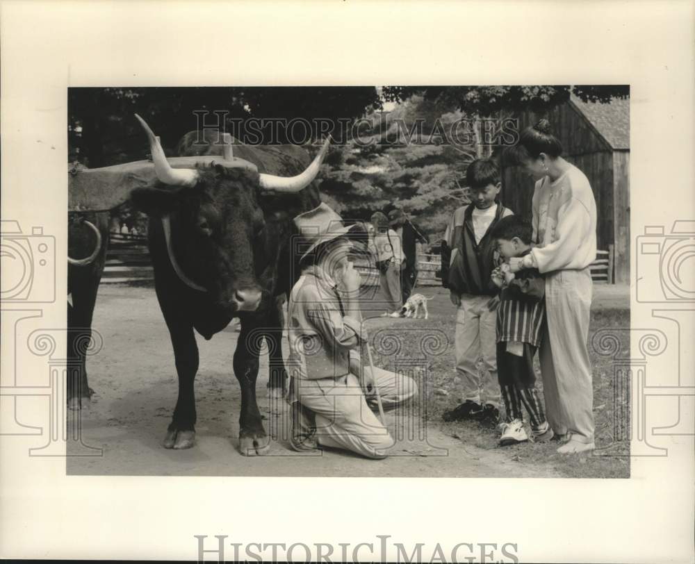 1997 Press Photo Performer chats with visitors at Old Sturbridge Village- Historic Images