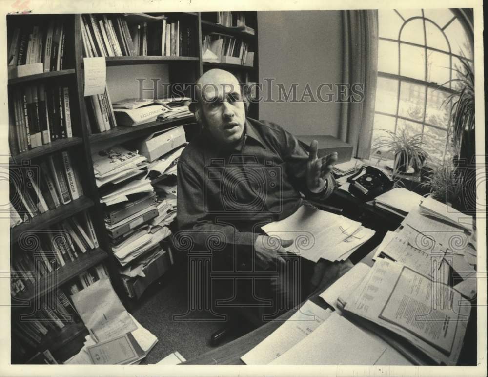 1977 Press Photo New York professor Robert Sharlet in his office - tup04795- Historic Images