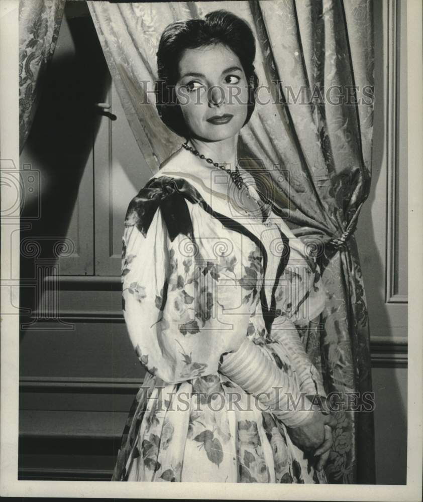 1958 Press Photo Actress Elizabeth Sellars - Historic Images
